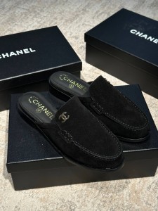 Женские замшевые мюли Chanel черные