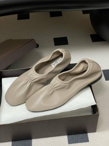 Женские балетки Alaia молочные