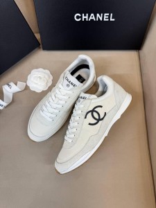 Женские кроссовки Chanel белые