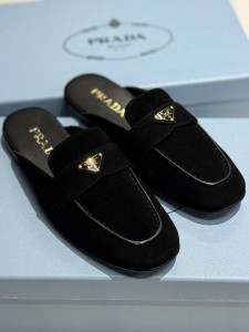 Женские замшевые мюли Prada