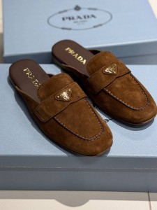 Женские замшевые мюли Prada