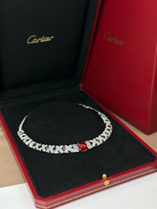 Женское колье Cartier