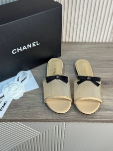 Женские шлепанцы Chanel бежевые