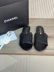 Женские шлепанцы Chanel черные