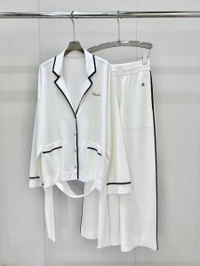Женские костюм Chanel белый