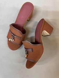 Женские босоножки Loro Piana бежевые