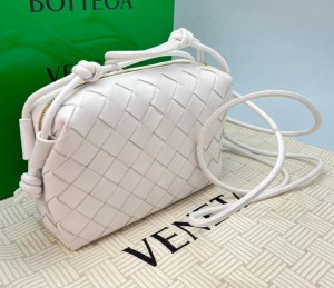 КОЖАНАЯ СУМКА BOTTEGA VENETA LOOP CAMERA MINI БЕЛАЯ