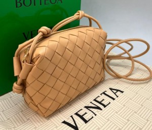 КОЖАНАЯ СУМКА BOTTEGA VENETA LOOP CAMERA MINI БЕЖЕВАЯ