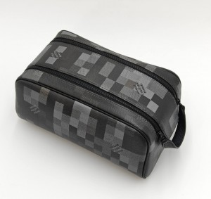 МУЖСКОЙ СЕРЫЙ НЕСЕССЕР LOUIS VUITTON DOPP KIT