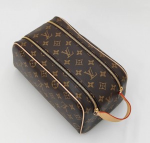 МУЖСКОЙ НЕСЕССЕР ИЗ КАНВЫ LOUIS VUITTON DOPP KIT КОРИЧНЕВЫЙ