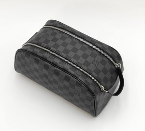 МУЖСКОЙ НЕСЕССЕР LOUIS VUITTON DOPP KIT СЕРЫЙ