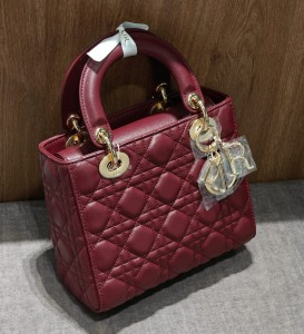 КОЖАНАЯ СУМКА CHRISTIAN DIOR LADY SMALL БОРДОВАЯ С ЗОЛОТОМ 20 СМ
