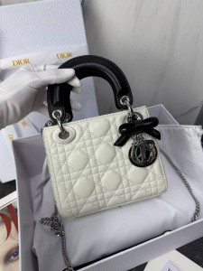 КОЖАНАЯ СУМКА CHRISTIAN DIOR LADY SMALL БЕЛАЯ С СЕРЕБРОМ 20 СМ