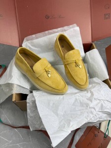 ЖЕНСКИЕ ЖЕЛТЫЕ ЗАМШЕВЫЕ ЛОФЕРЫ LORO PIANA