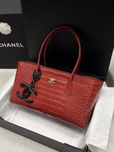 КОЖАНАЯ СУМКА CHANEL SMALL CALSFKIN GOLD HARDWARE КРАСНАЯ