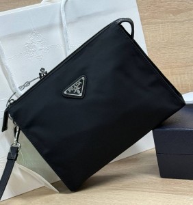 ЧЕРНЫЙ КЛАТЧ PRADA ИЗ НЕЙЛОНА