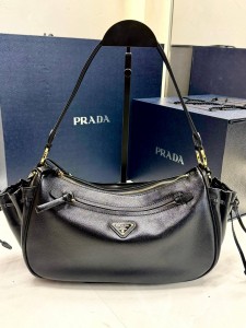 ЖЕНСКАЯ СУМКА  PRADA SMALL LEATHER BAG ЧЕРНАЯ