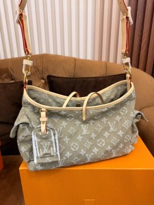 ЖЕНСКАЯ СУМКА  LOUIS VUITTON CARRYALL CARGO PM БЕЖЕВАЯ