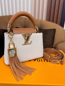 ЖЕНСКАЯ СУМКА LOUIS VUITTON CAPUCIN МОЛОЧНАЯ