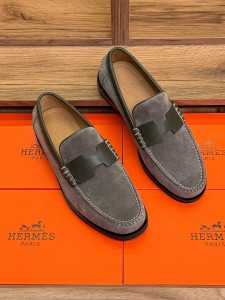 МУЖСКИЕ ЗАМШЕВЫЕ ЛОФЕРЫ HERMES СЕРЫЕ МУЖСКИЕ ЗАМШЕВЫЕ ЛОФЕРЫ HERMES СЕРЫЕ