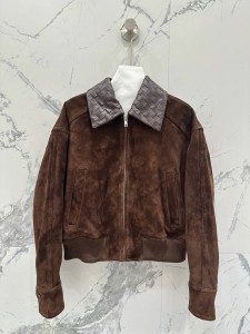 ЖЕНСКАЯ ЗАМШЕВАЯ КУРТКА BOTTEGA VENETA ШОКОЛАДНАЯ