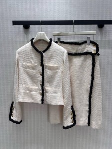 ЖЕНСКИЙ ТВИДОВЫЙ КОСТЮМ CHANEL БЕЛЫЙ