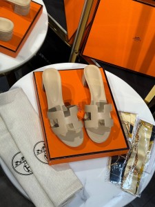ЖЕНСКИЕ БОСОНОЖКИ HERMES БЕЖЕВЫЕ ЖЕНСКИЕ БОСОНОЖКИ HERMES БЕЖЕВЫЕ