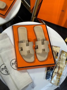 ЖЕНСКИЕ ШЛЕПАНЫ HERMES БЕЖЕВЫЕ ЖЕНСКИЕ ШЛЕПАНЫ HERMES БЕЖЕВЫЕ