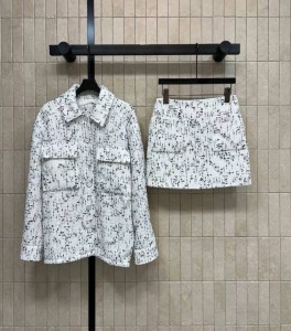 ЖЕНСКИЙ ТВИДОВЫЙ КОСТЮМ CHANEL БЕЛЫЙ