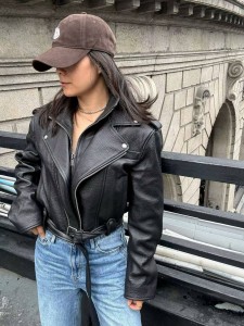ЖЕНСКАЯ КОЖАНАЯ КУРТКА КОСУХА SAINT LAURENT ЧЕРНАЯ