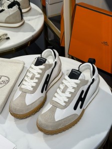 ЖЕНСКИЕ КРОССОВКИ HERMES