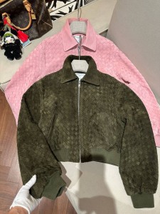ЖЕНСКАЯ ЗАМШЕВАЯ КУРТКА BOTTEGA VENETA ЗЕЛЕНАЯ
