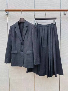 ЖЕНСКИЙ КОСТЮМ CHRISTIAN DIOR СЕРЫЙ