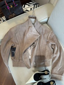 ЖЕНСКАЯ ЗАМШЕВАЯ КУРТКА SAINT LAURENT БЕЖЕВАЯ