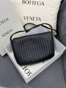 МУЖСКАЯ КОЖАНАЯ СУМКА BOTTEGA VENETA ЧЕРНАЯ