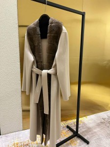ЖЕНСКОЕ КАШЕМИРОВОЕ ПАЛЬТО LORO PIANA С МЕХОМ НОРКИ МОЛОЧНОЕ