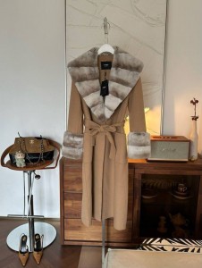 ЖЕНСКОЕ ПАЛЬТО FENDI БЕЖЕВОЕ