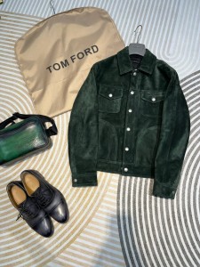 МУЖСКАЯ ЗАМШЕВАЯ КУРТКА TOM FORD ЗЕЛЕНАЯ МУЖСКАЯ ЗАМШЕВАЯ КУРТКА TOM FORD ЗЕЛЕНАЯ