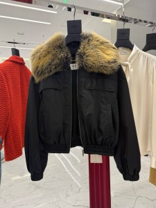 ЖЕНСКАЯ КУРТКА SAINT LAURENT С МЕХОВЫМ ВОРОТНИКОМ