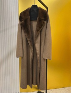 ЖЕНСКОЕ КАШЕМИРОВОЕ ПАЛЬТО LORO PIANA С МЕХОМ НОРКИ