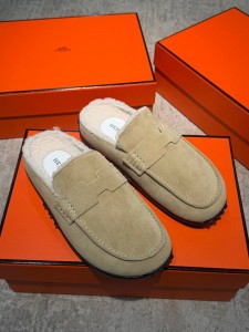 ЖЕНСКИЕ ЗАМШЕВЫЕ МЮЛИ НА МЕХУ HERMES БЕЖЕВЫЕ