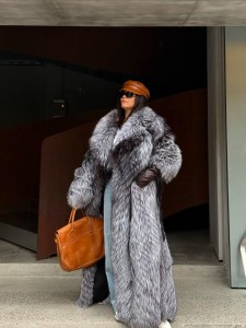ЖЕНСКАЯ ШУБА ИЗ МЕХА ЧЕРНОБУРКИ SAINT LAURENT