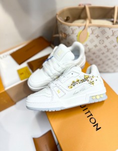 ЖЕНСКИЕ КЕДЫ LOUIS VUITTON TRAINER БЕЛЫЕ ЖЕНСКИЕ КЕДЫ LOUIS VUITTON TRAINER БЕЛЫЕ