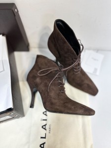 ЖЕНСКИЕ ЗАМШЕВЫЕ БОТИЛЬОНЫ ALAIA ШОКОЛАДНЫЕ ЖЕНСКИЕ ЗАМШЕВЫЕ БОТИЛЬОНЫ ALAIA ШОКОЛАДНЫЕ