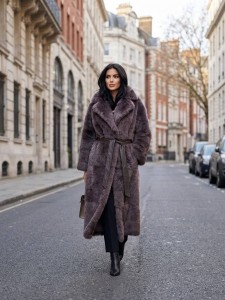 ЖЕНСКАЯ ДУБЛЕНКА С МЕХОМ FENDI ШОКОЛАДНАЯ ЖЕНСКАЯ ДУБЛЕНКА С МЕХОМ FENDI ШОКОЛАДНАЯ