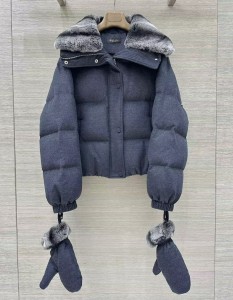 ЖЕНСКИЙ КОРОТКИЙ ПУХОВИК LORO PIANA СЕРЫЙ С ОТДЕЛКОЙ ИЗ МЕХА