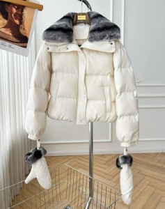 ЖЕНСКИЙ КОРОТКИЙ ПУХОВИК LORO PIANA БЕЛЫЙ С ОТДЕЛКОЙ ИЗ МЕХА