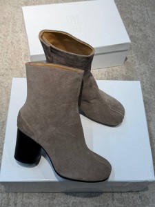 ЖЕНСКИЕ ЗАМШЕВЫЕ БОТИЛЬОНЫ MAISON MARGIELA СЕРЫЕ