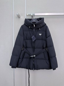 ЖЕНСКИЙ ЧЕРНЫЙ ПУХОВИК PRADA НА ПОЯСЕ