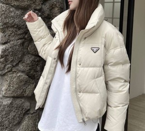 ЖЕНСКИЙ БЕЛЫЙ ПУХОВИК PRADA